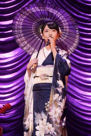 和傘を手に歌う梅谷心愛