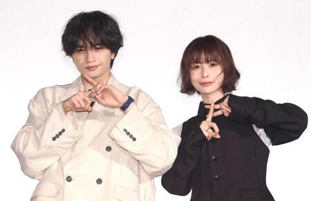 ポーズを決める中島健人（左）と長濱ねる　