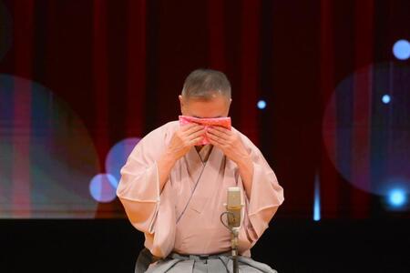 涙を拭く桂文枝