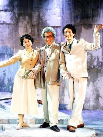 舞台「ジャコメッティのように」取材会でポーズを取る（左から）純名里沙、岸谷五朗、渡部豪太＝シアター・アルファ東京