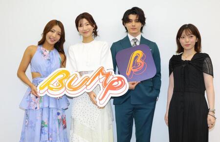笑顔を見せる（左から）橋本梨菜、小倉ゆうか、スタンミじゃぱん、小林令奈監督＝東京都目黒区のｅｍｏｌｅ（撮影・吉澤敬太）