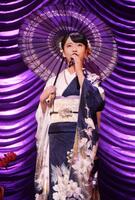 和傘を手に歌う梅谷心愛