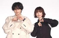 ポーズを決める中島健人（左）と長濱ねる　