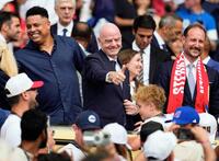 ＦＩＦＡのインファンティノ会長（中央）＝共同