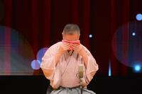 涙を拭く桂文枝