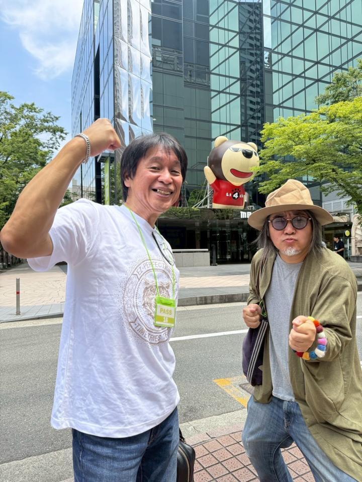 （左から）ポーズを取るＴあんどＴのＴｏｓｈｉ君、Ｔｏｊｉ君