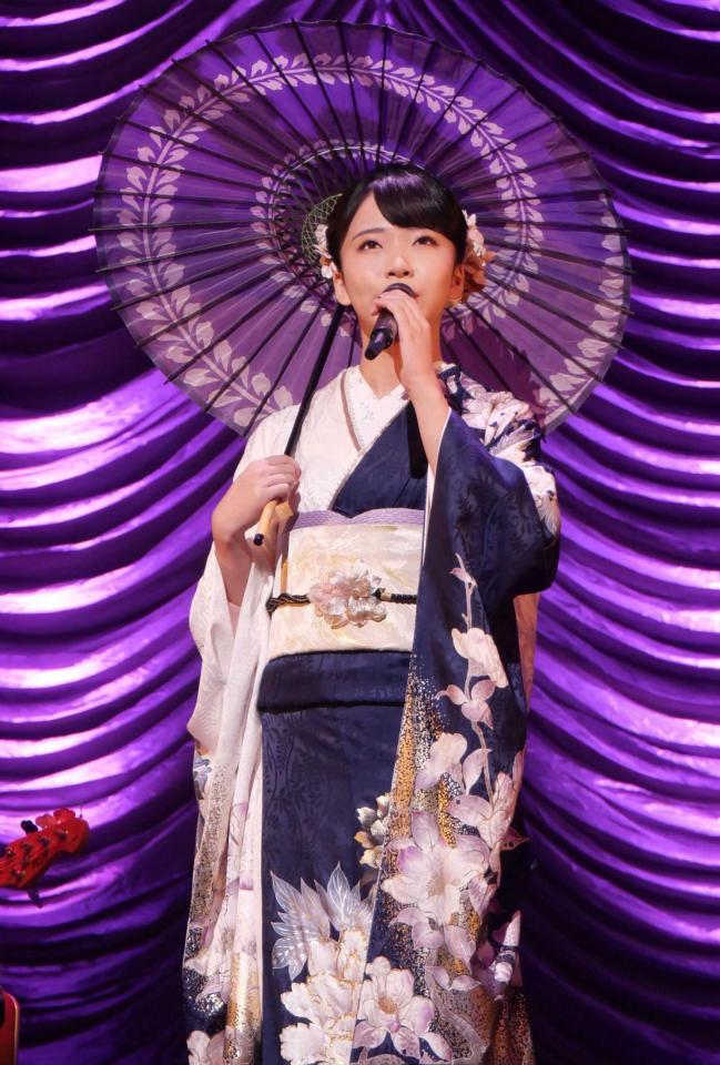 和傘を手に歌う梅谷心愛
