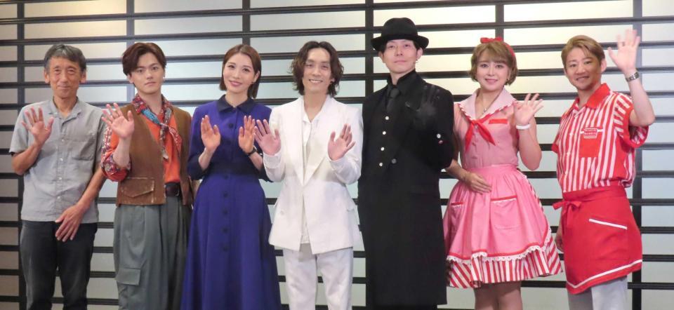 （左から）成井豊、長江峻行、真瀬はるか、平間壮一、多田直人、熊谷彩春、西川大貴