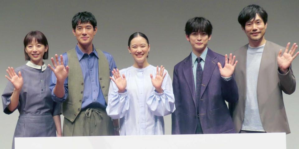 （左から）夏帆、中島歩、蒼井優、高橋文哉、松山ケンイチ
