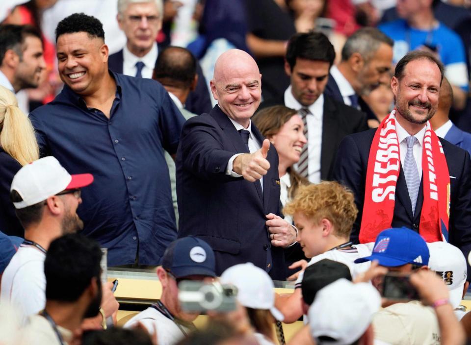 ＦＩＦＡのインファンティノ会長（中央）＝共同