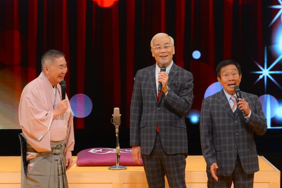 思い出話をする桂文枝（左）とオール巨人（中央）、オール阪神