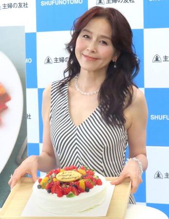 誕生日ケーキを贈られた杉本彩