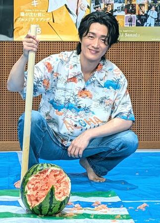 スイカを割り笑顔の真田ナオキ　
