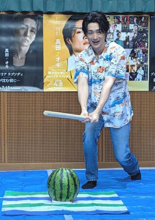 スイカ割りに挑む真田ナオキ