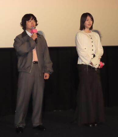 映画「チルド」の舞台あいさつに出席した（左から）染谷将太、唐田えりか