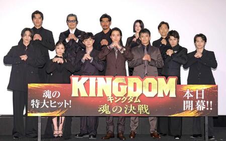 ポーズを決める（前列左から）志尊淳、橋本環奈、吉沢亮、山﨑賢人、小栗旬、山田裕貴、神尾楓珠、（後列同）要潤、豊川悦司、坂口憲二、三吉彩花、佐藤信介監督（撮影・西岡正）