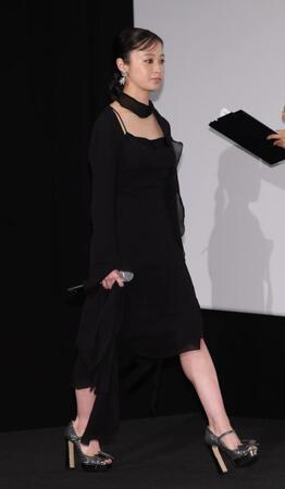 登壇する橋本環奈（撮影・西岡正）