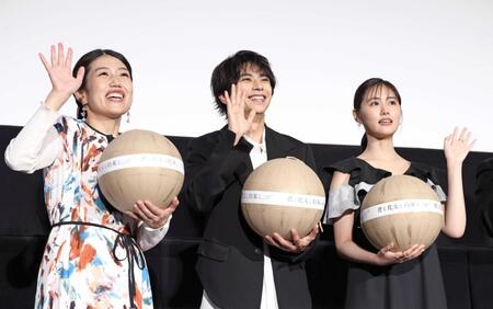 手を振る（左から）横澤夏子、佐藤勝利、原菜乃華（撮影・伊藤笙子）