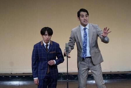 漫才を披露する、さすらいラビーの宇野慎太郎（左）、中田和伸