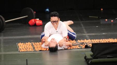 足つぼマットで小競り合いする津田篤宏と宮川大輔