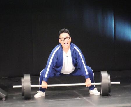 バーベルを持ち上げようとする宮川大輔