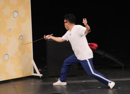 フェンシング対決で失敗する瞬間の宮川大輔