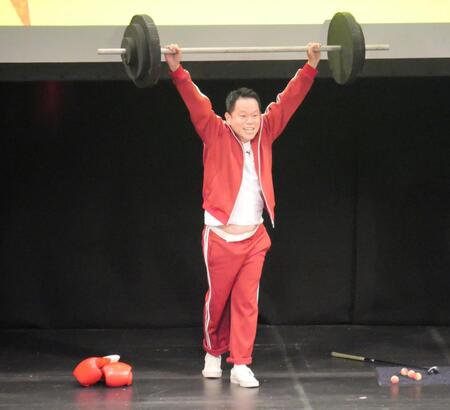 バーベルを持ち上げる津田篤宏