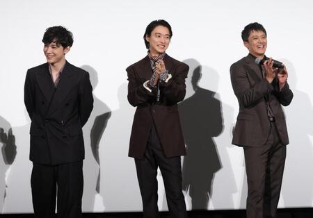 舞台あいさつで（左から）吉沢亮、山﨑賢人、小栗旬（１７日）