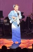 　熱唱する香西かおり