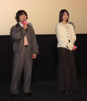 映画「チルド」の舞台あいさつに出席した（左から）染谷将太、唐田えりか