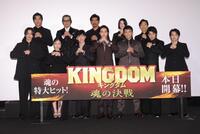 ポーズを決める（前列左から）志尊淳、橋本環奈、吉沢亮、山﨑賢人、小栗旬、山田裕貴、神尾楓珠（後列左から）要潤、豊川悦司、坂口憲二、三吉彩花、佐藤信介監督（撮影・西岡正）