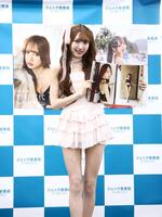 ファースト写真集「美しい方程式」のお気に入りページを披露するＳＫＥ４８・野村実代