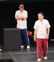 津田篤宏（左）の真剣な表情を嘲笑する宮川大輔