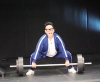 バーベルを持ち上げようとする宮川大輔
