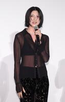 シースルーの衣装で舞台あいさつに登壇した三吉彩花（１７日）