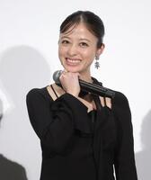 舞台あいさつで笑顔を見せる橋本環奈（１７日）
