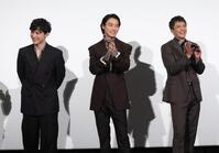 舞台あいさつで（左から）吉沢亮、山﨑賢人、小栗旬（１７日）