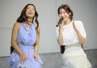 互いに褒め合う橋本梨菜（左）と小倉ゆうか