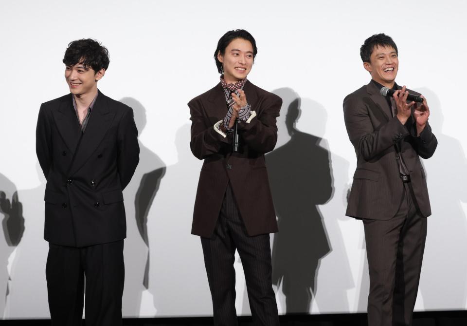 舞台あいさつで（左から）吉沢亮、山﨑賢人、小栗旬（撮影・西岡正）