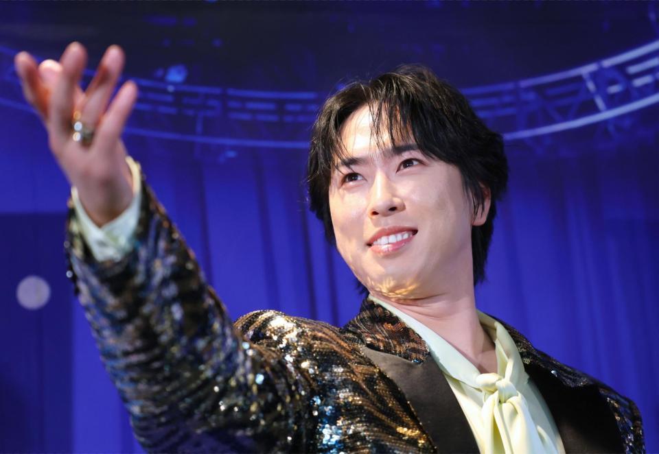 エレガントにポーズをきめる宮舘涼太（撮影・金田祐二）
