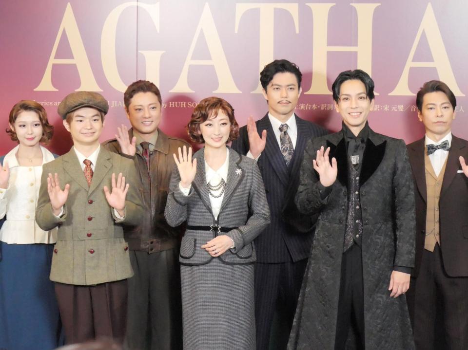 取材会に出席した（左から）内田未来、渡邉蒼、原田優一、花總まり、上原理生、黒羽麻璃央、東山光明