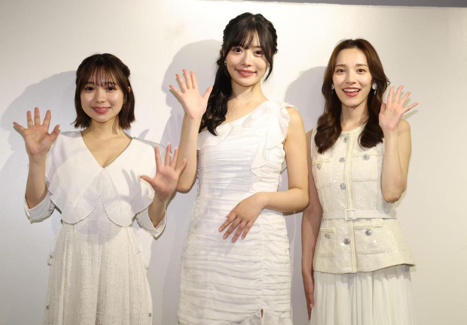 笑顔の（左から）池本しおり、高鶴桃羽、都丸紗也華（撮影・金田祐二）