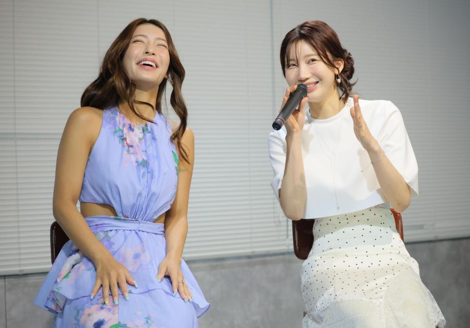 互いに褒め合う橋本梨菜（左）と小倉ゆうか