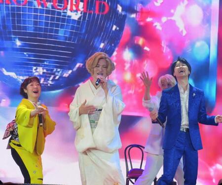 昭和歌謡イベントを開催してリハーサルで熱唱するＩＫＫＯ（中央）