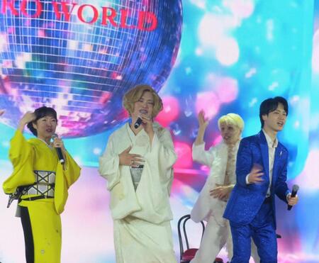 昭和歌謡イベントを開催してリハーサルで熱唱するＩＫＫＯ（中央）