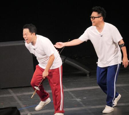 小競り合いが止まらない津田篤宏（左）と宮川大輔
