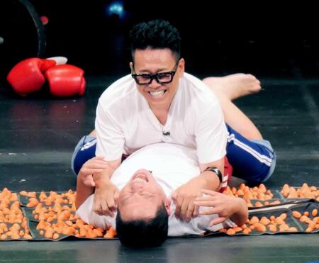 足つぼマットで小競り合いする津田篤宏と宮川大輔