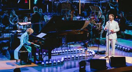 ＹＯＳＨＩＫＩ（左）のピアノ演奏に歌声を乗せたジョシュ・グローバン