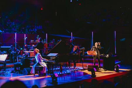 ＹＯＳＨＩＫＩのピアノ演奏（左）に歌声を乗せたペリー・ファレル
