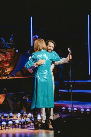 ステージでハグするＹＯＳＨＩＫＩとジョシュ・グローバン